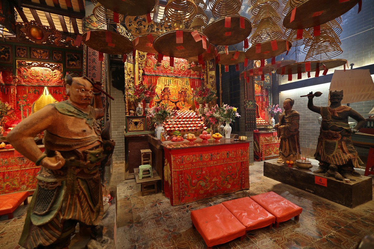 壇前護法:  西貢佛堂門天后古廟的神壇前擺放天后護法千里眼（右）和順風耳（左）雕塑。