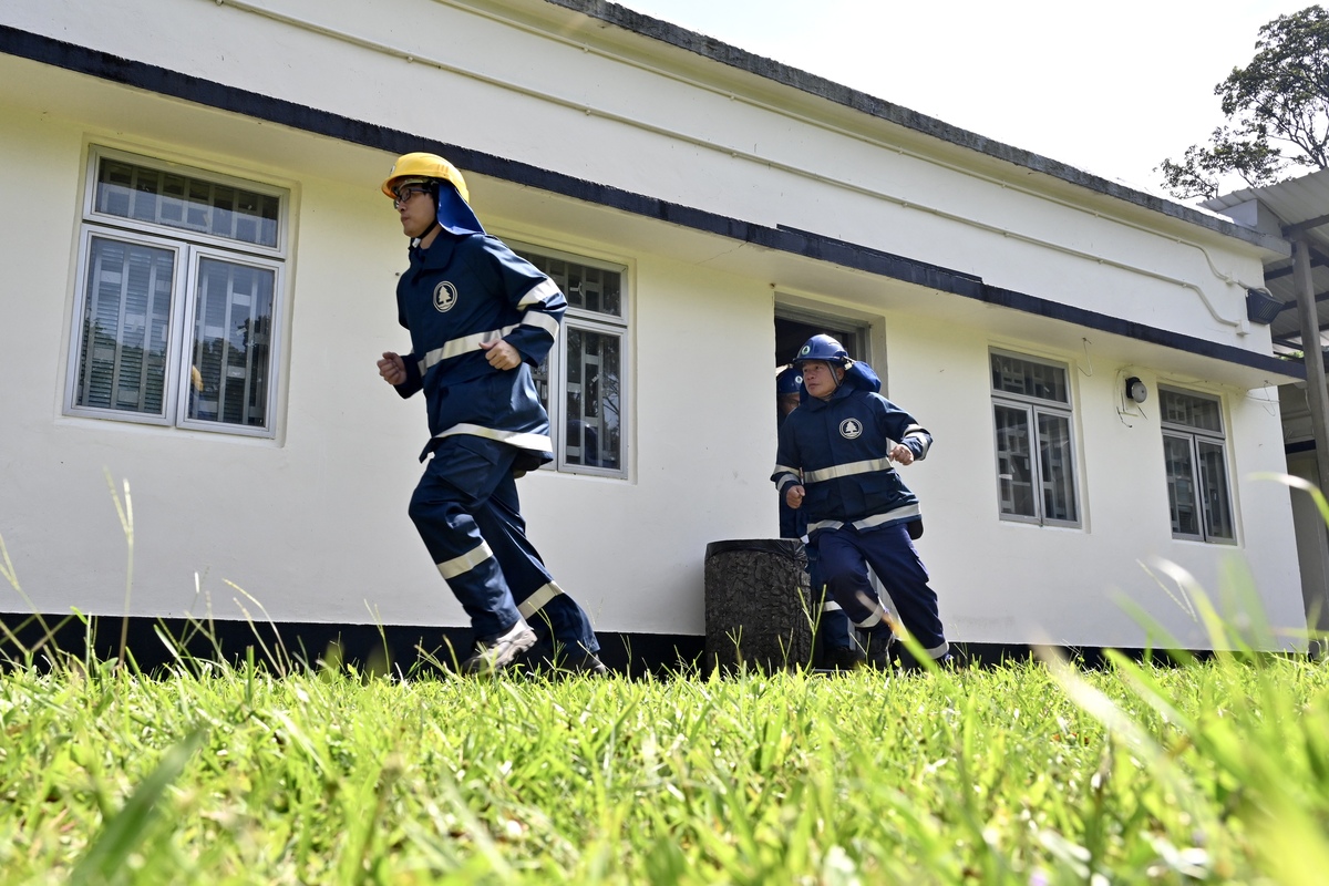 滅火勇士:  山火隊成員平日負責郊野公園的大小事務，在山火頻繁季節便會化身滅火勇士，撲滅山火。