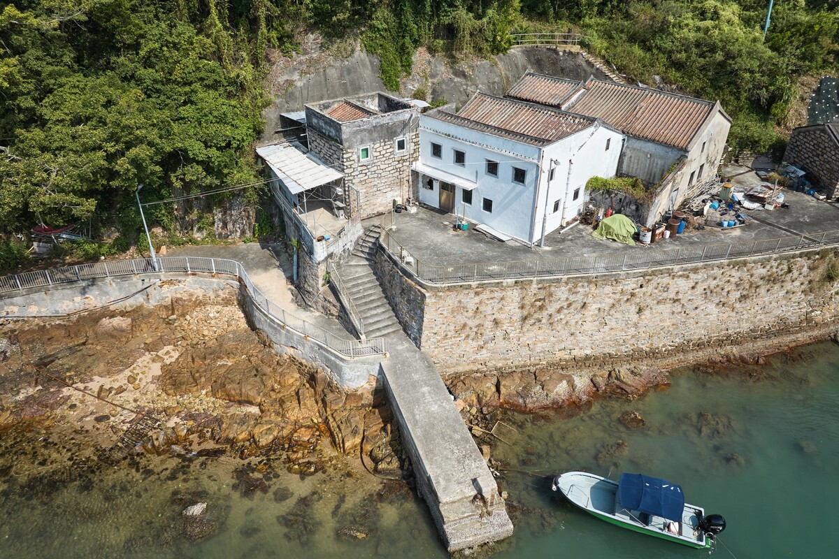 舊日建築:  糧船灣是昔日漁船熱門停泊處，漁民會順道上岸補充糧食，多間糧油雜貨店應運而生。