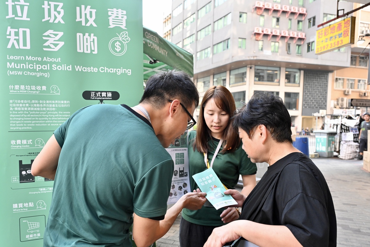 身體力行:  綠在區區在多區設立回收點協助實踐減廢回收，環境保護署綠展隊即場向市民介紹垃圾收費的實施時間和收費模式。