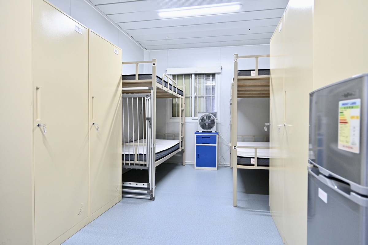 實而不華:  由社區隔離設施改建的元朗潭尾建造業輸入勞工宿舍提供1,800個單位，可供7,000人入住。