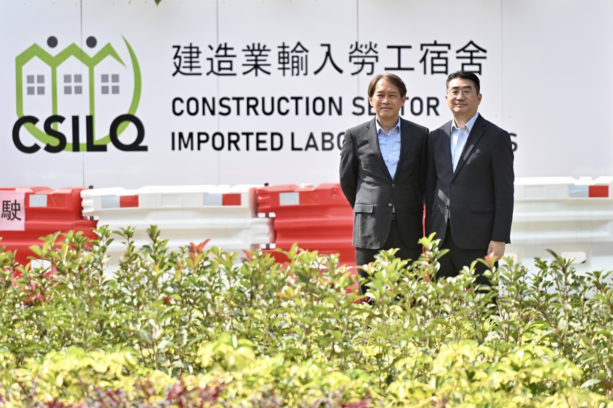 分流出行:  湯熾忠（右）表示，建造業議會管理團隊會照顧輸入勞工的出行需要，同時避免對社區造成影響。
