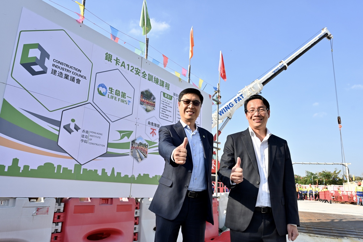 名額大增:  高振漢（右）指新增場地後可額外提供5,000個考核名額。