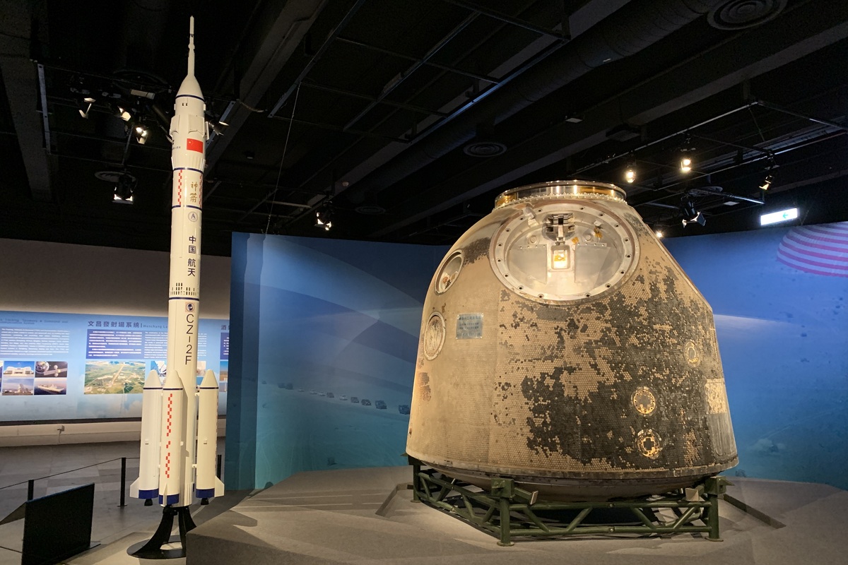 重要任務:  中國載人航天工程展展品包括曾真正進行航天任務的神舟13號載人飛船返回艙（右）。