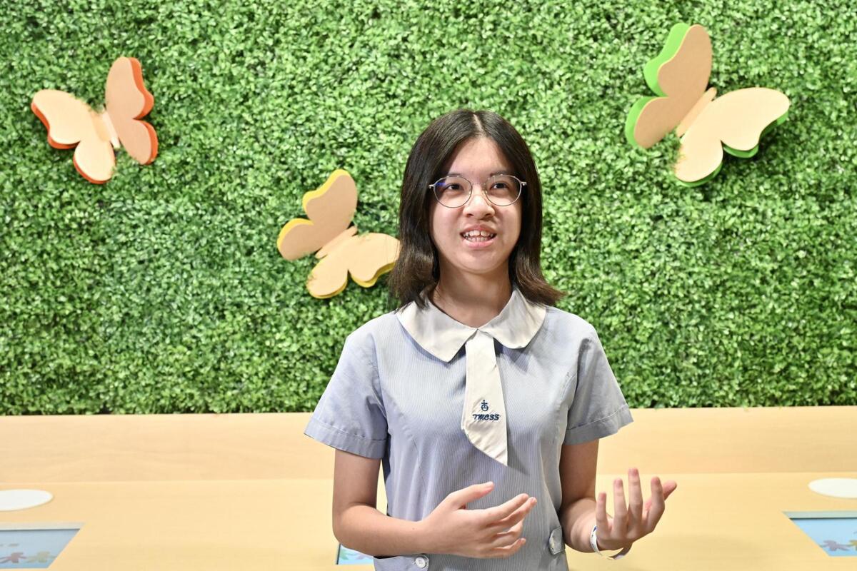 體驗症狀:  何衍蔓通過體驗活動認識精神病對患者的影響。