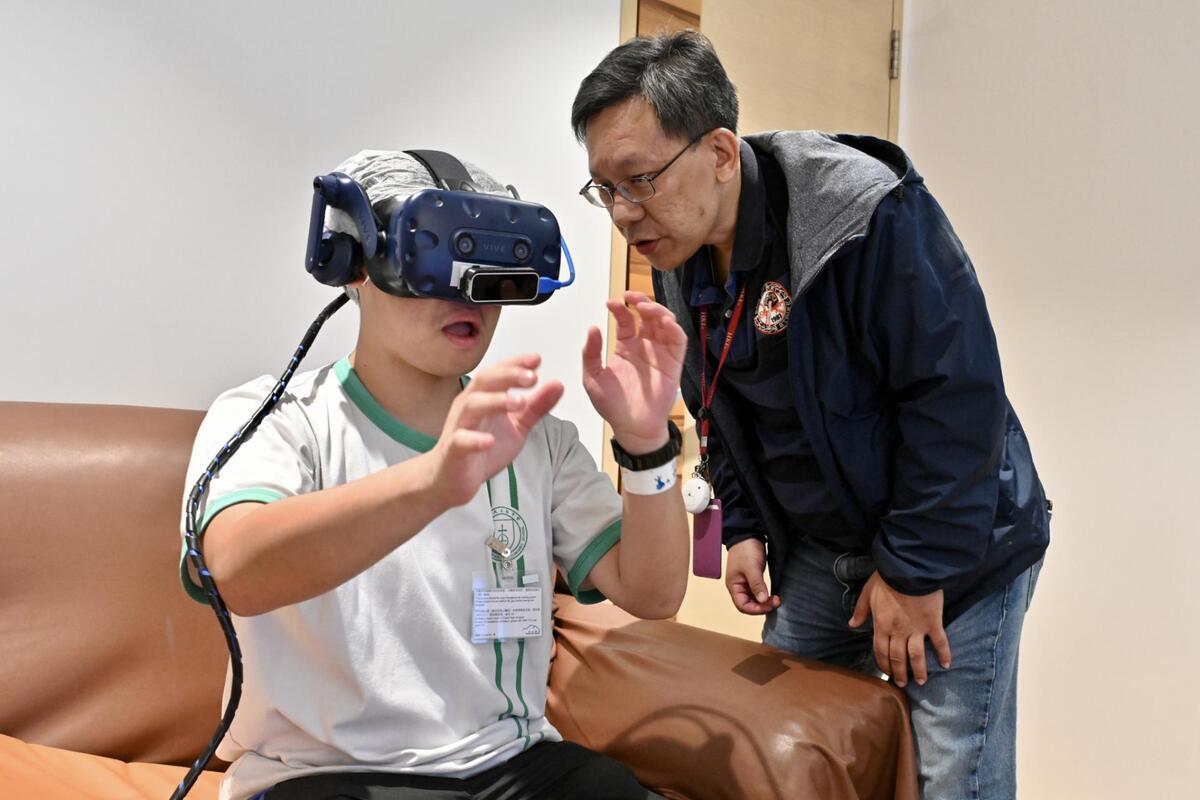 親身感受:  參觀者可透過虛擬實境技術體驗患者的視、聽、觸幻覺。