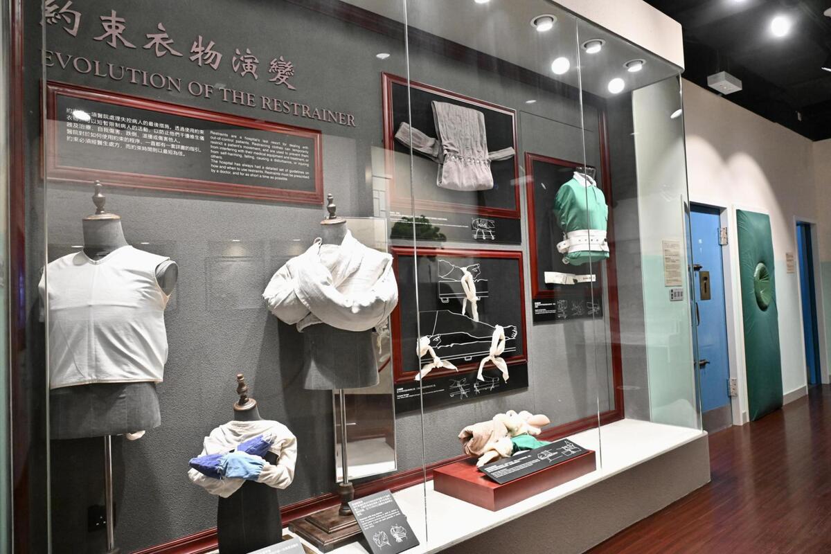經年演變:  館內展示約束衣多年來的演變，讓參觀者了解發展。