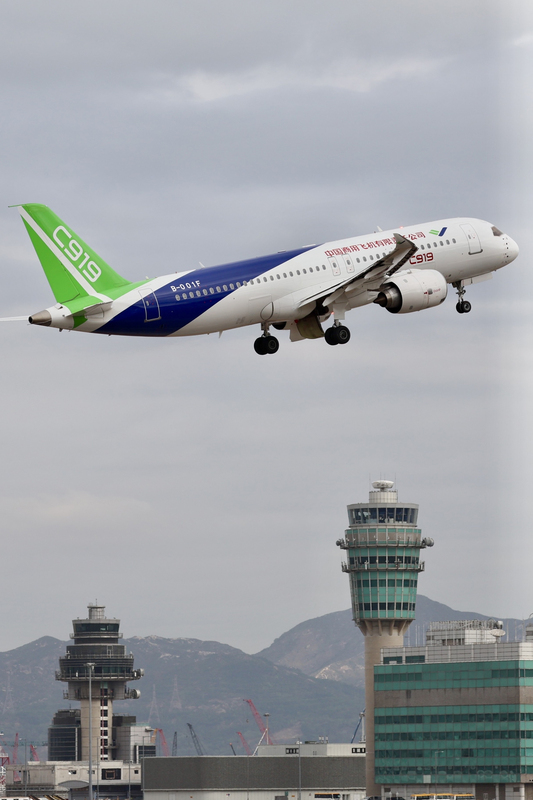 乘風而上:  C919從香港國際機場南跑道起飛。