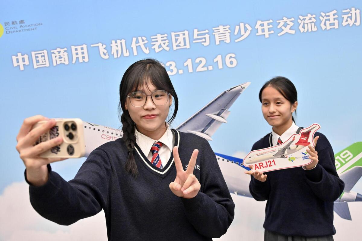 與有榮焉:  鄭小欣（左）認為國家成功自主研製飛機標誌着國家的民航事業有重大發展和進步，感到非常自豪。