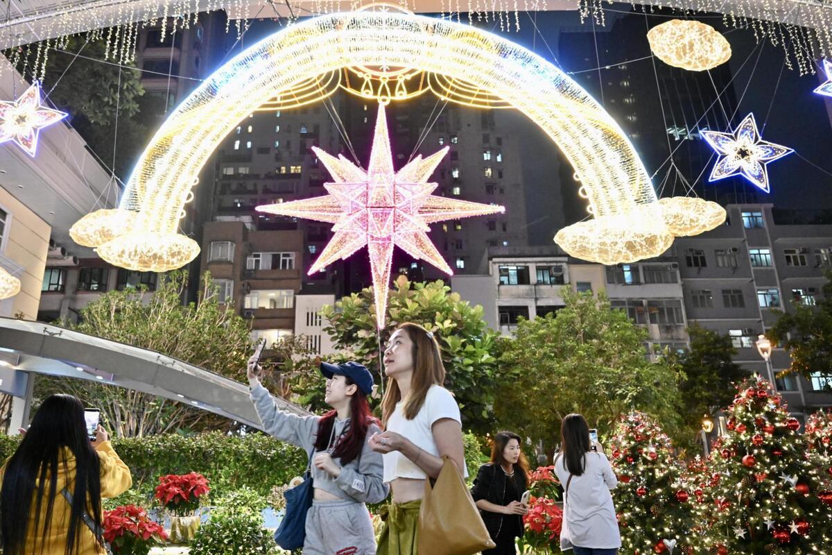 星光閃閃:  利東街設有大型許願星裝置。