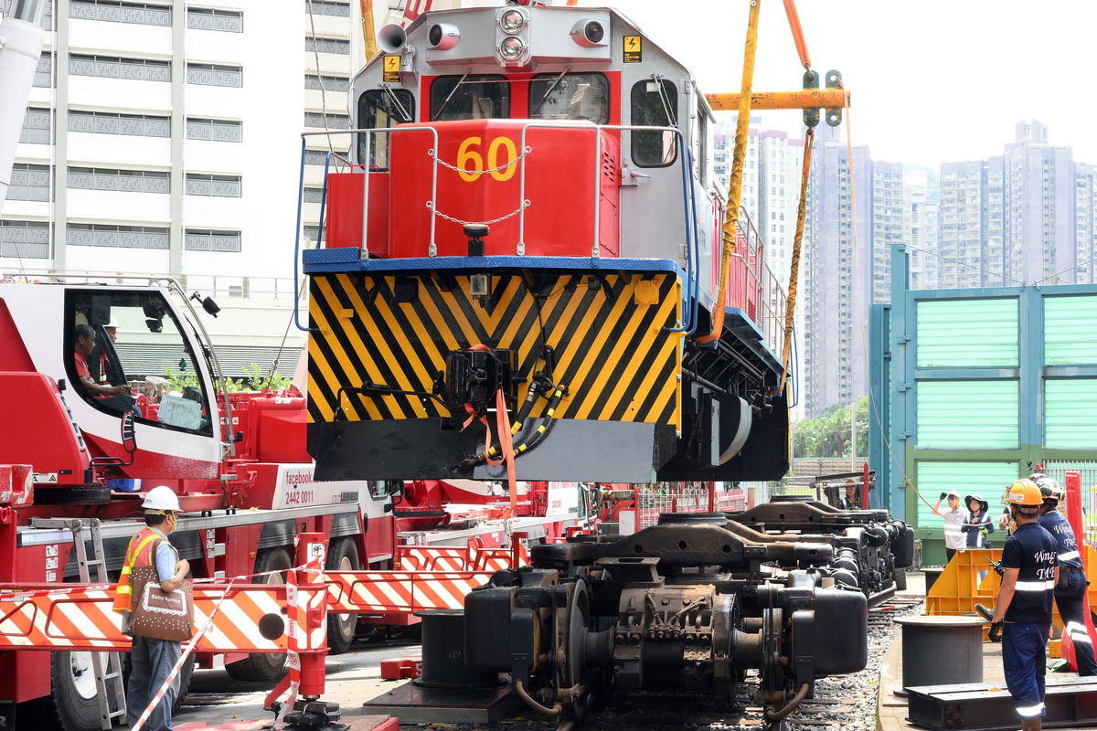 多方考量:  為免運送機車時超出道路的高度限制，團隊要先把車身與轉向架分離，之後再重新組裝。（康文署提供）