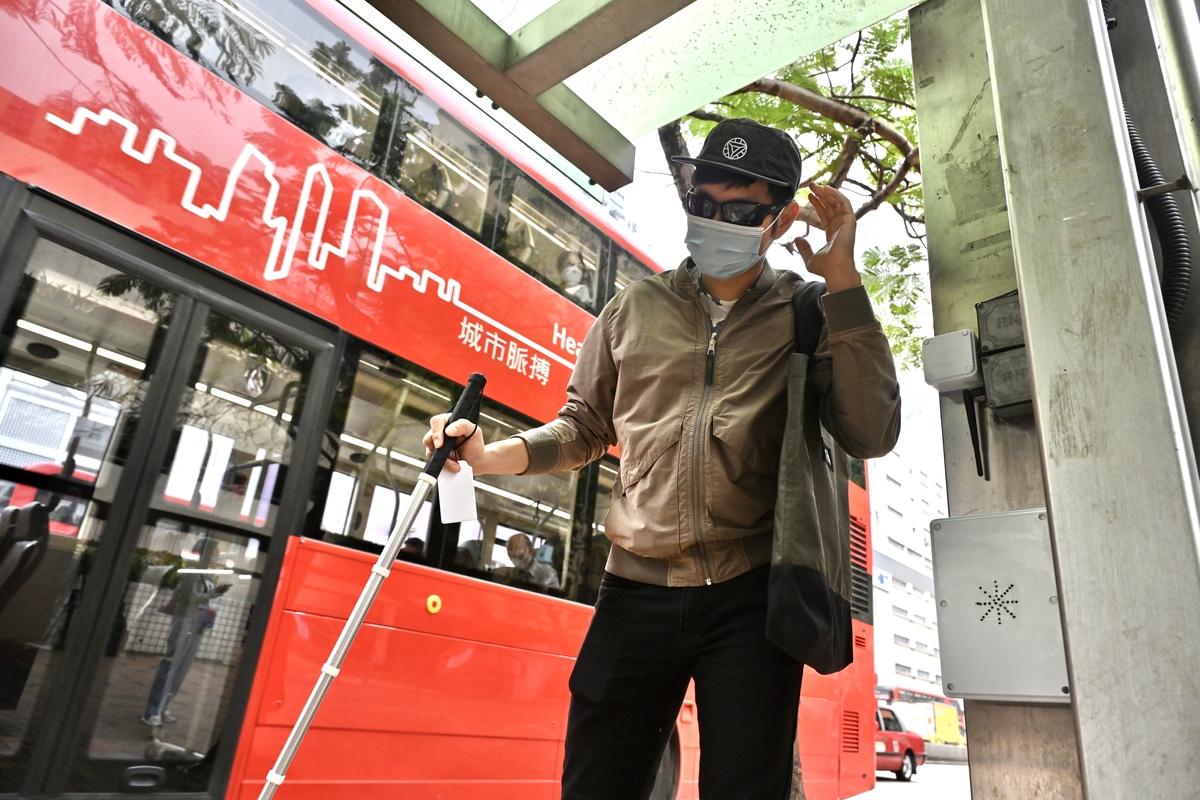 惠澤社群:  聲音巴士站由黃昕然牽頭，促成九巴與盲人輔導會合作，把真光女書院學生早前在比賽得獎的作品落地實踐。