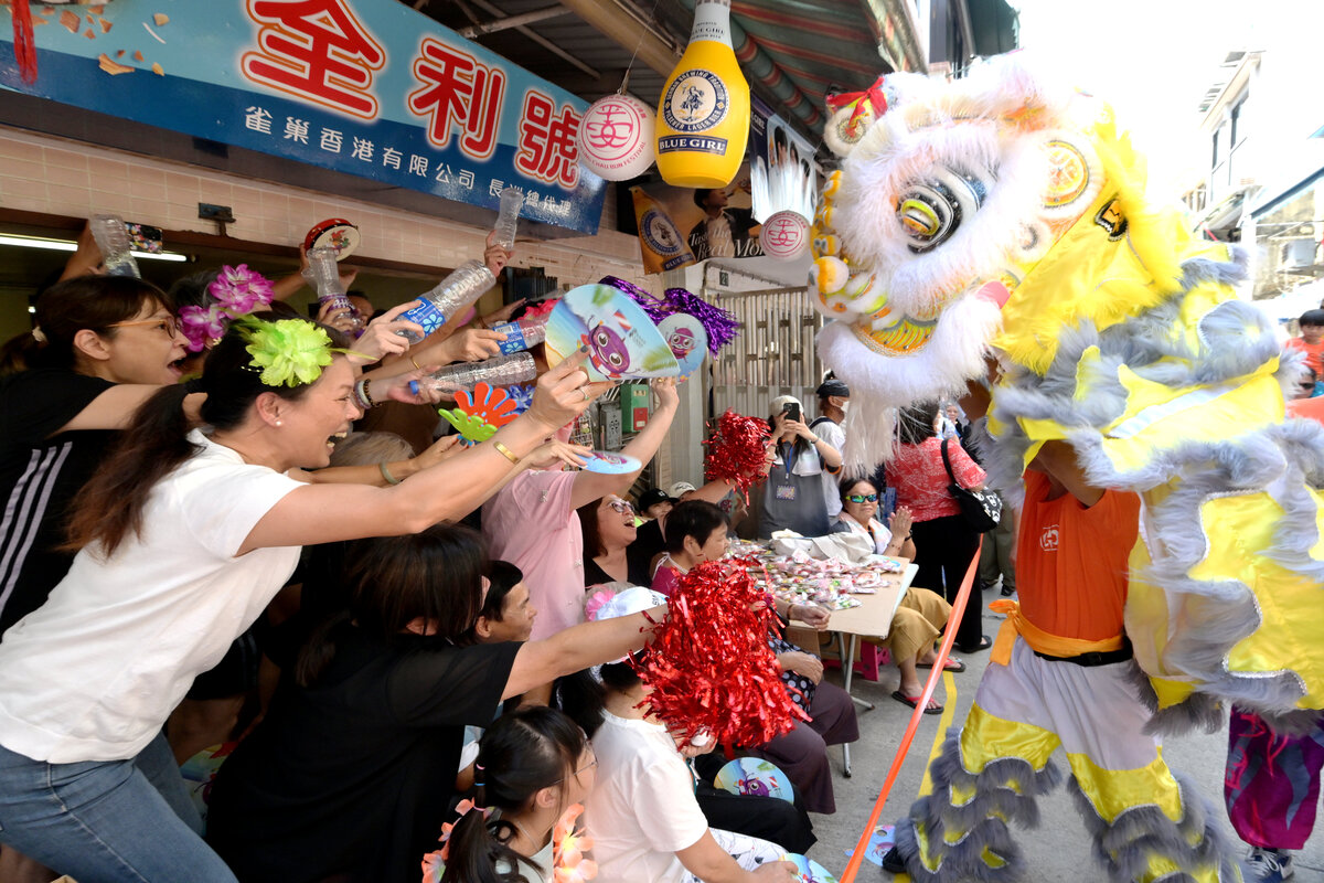 共賞:  大批遊人夾道觀賞飄色巡遊。