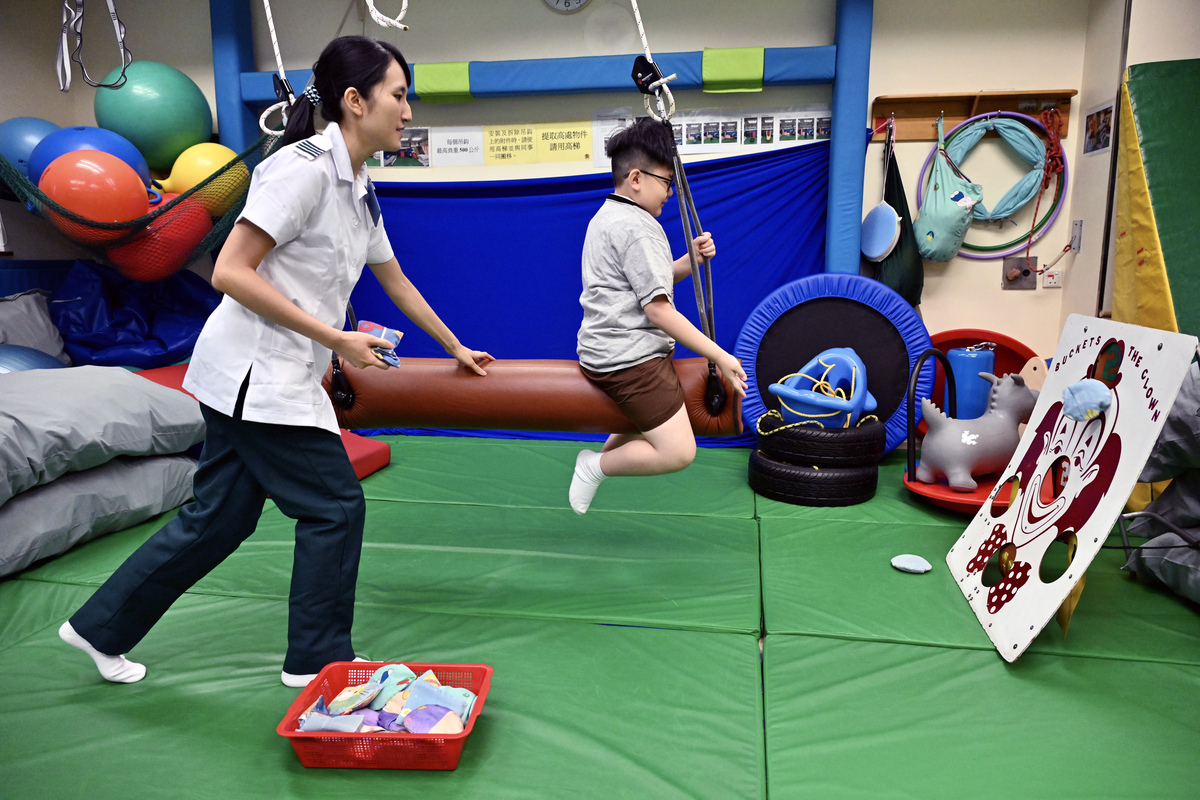 活動教學:  職業治療師利用不同遊戲，例如盪鞦韆、投擲豆袋等，提升兒童的協調和姿勢控制能力。