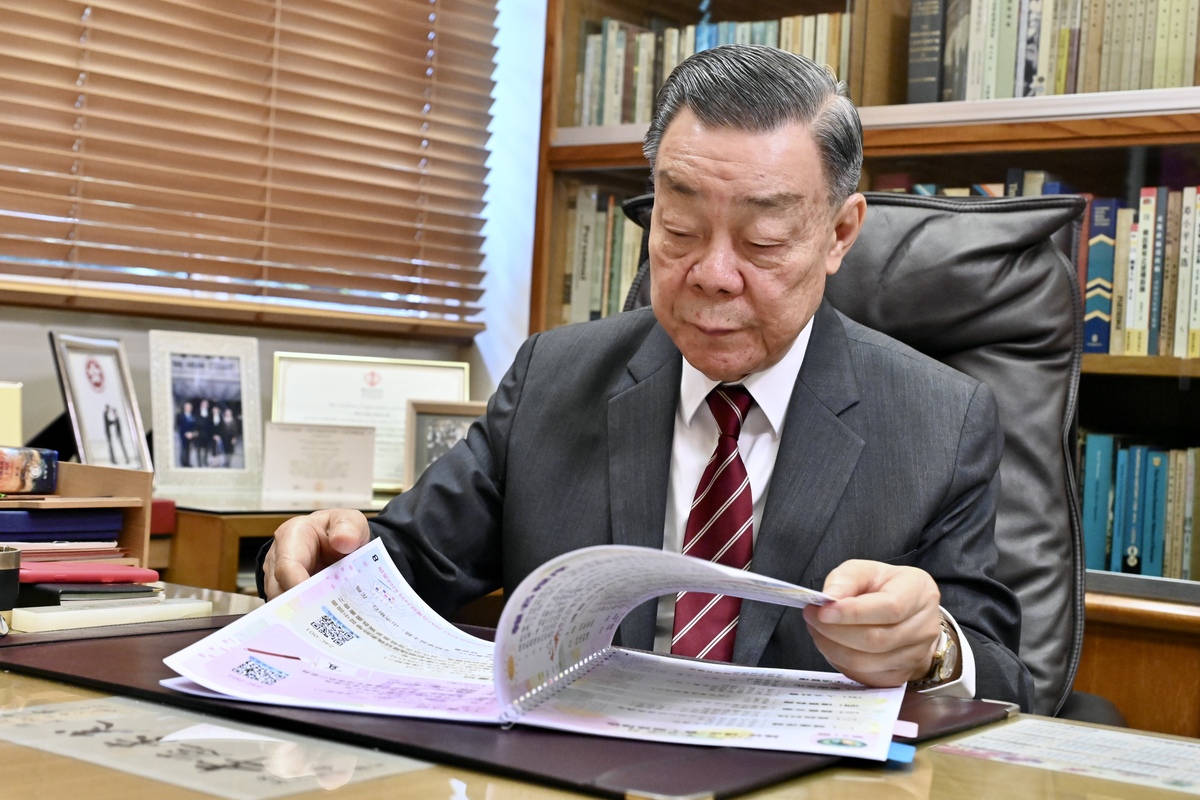 相親相愛:  陳孝慈表示，跨代共融是長者學苑的宗旨之一。