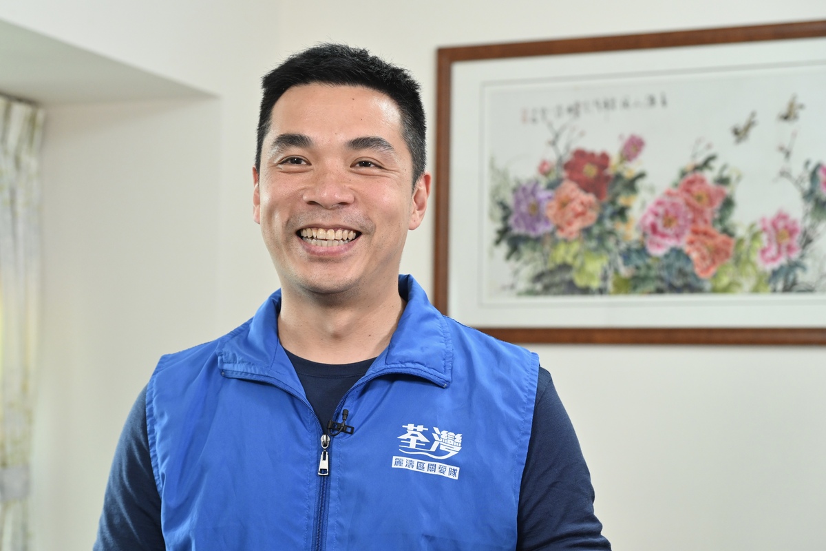 主動接觸:  黃偉傑表示，關愛隊會透過探訪、街站等與居民建立關係。