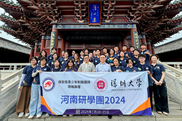 研學: 鄧炳強（前排左五）與研學團成員到訪古代行政司法衙署機構開封府。
