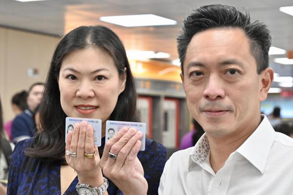 方便快捷: 林文耀（右）說，使用通行證過關前赴內地，過程較以往方便得多。