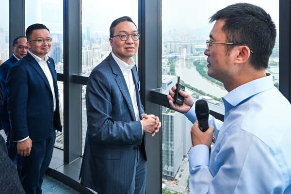 推進銜接: 林定國（右二）參觀河套深港科技創新合作區展示交流中心。
