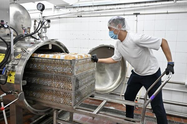 技術升級: 陳嘉新指出，引入高溫高壓消毒裝置可確保產品質素，同時延長保質期。
