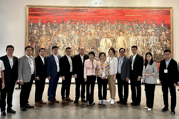 基地: 蔡若蓮（右六）參訪中共一大紀念館。