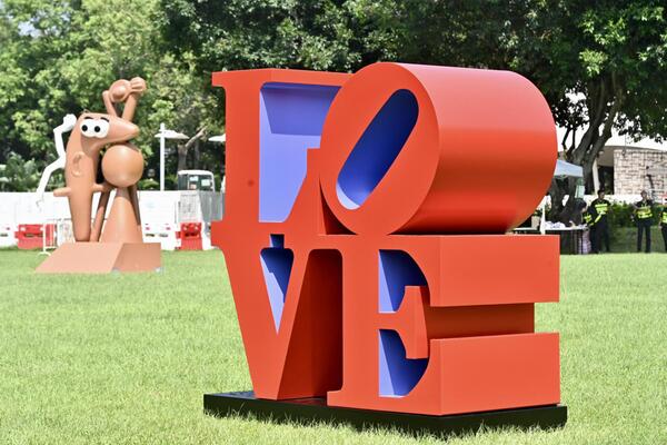 熱情洋溢: 美國雕塑家Robert Indiana以愛為主題的作品曾在不同國家和地區展出。