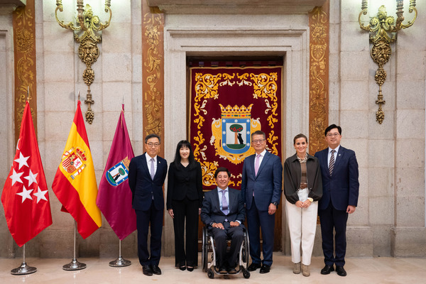 開拓市場: 陳茂波（右三）與Francisco de Borja Fanjul Fernandez-Pita（左三）會面。
