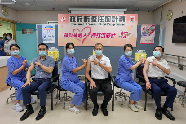 以身作則: 盧寵茂（右三）在西灣河普通科門診診所接種疫苗。