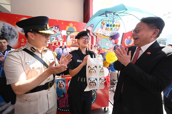 樂在其中: 陳國基（右）參觀攤位展覽和遊戲。