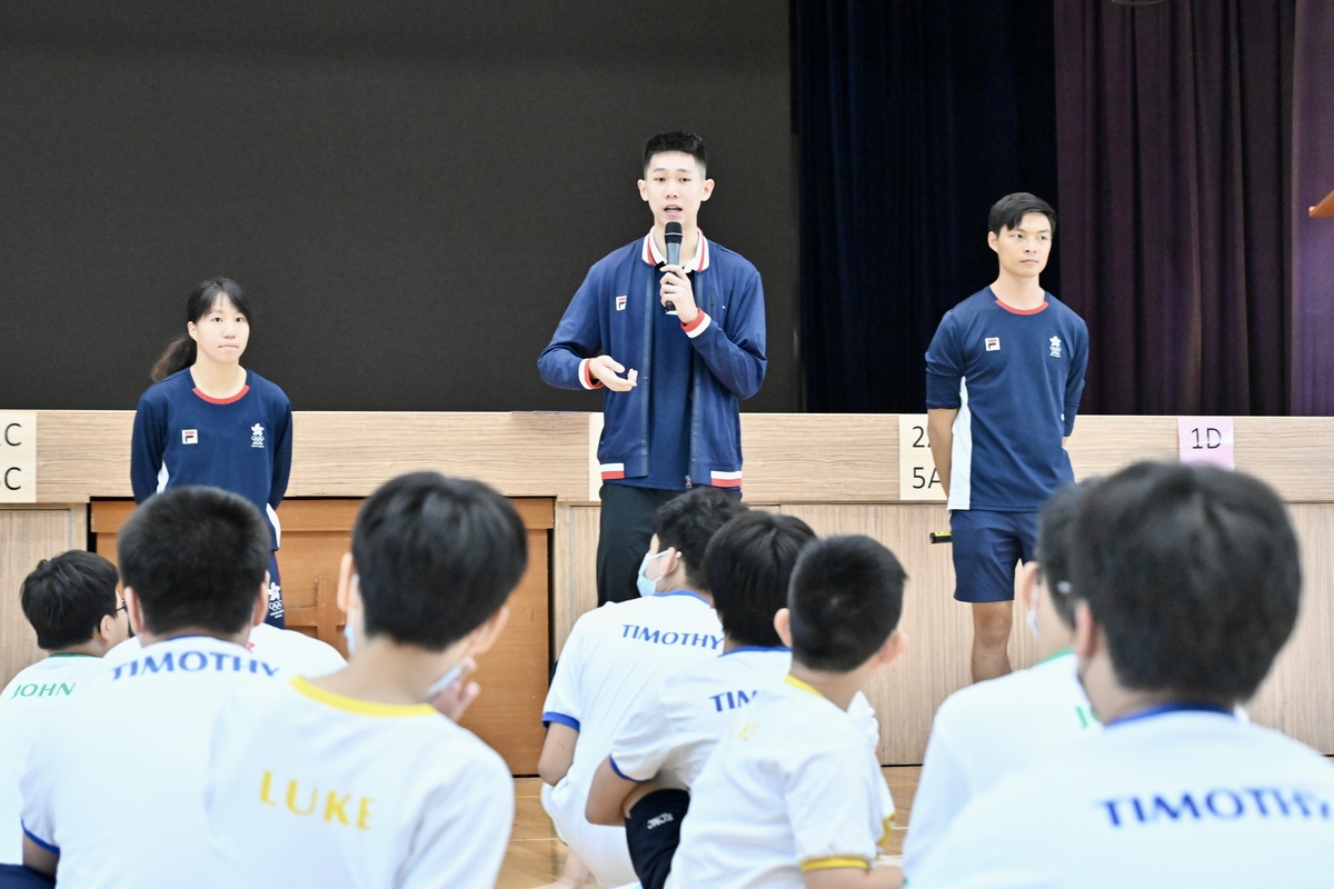 職場新秀:  王瑋駿（中）參加退役運動員轉型計劃，獲配對到港協暨奧委會奧夢成真有限公司擔任行政主任，負責管理教練和文書等工作。