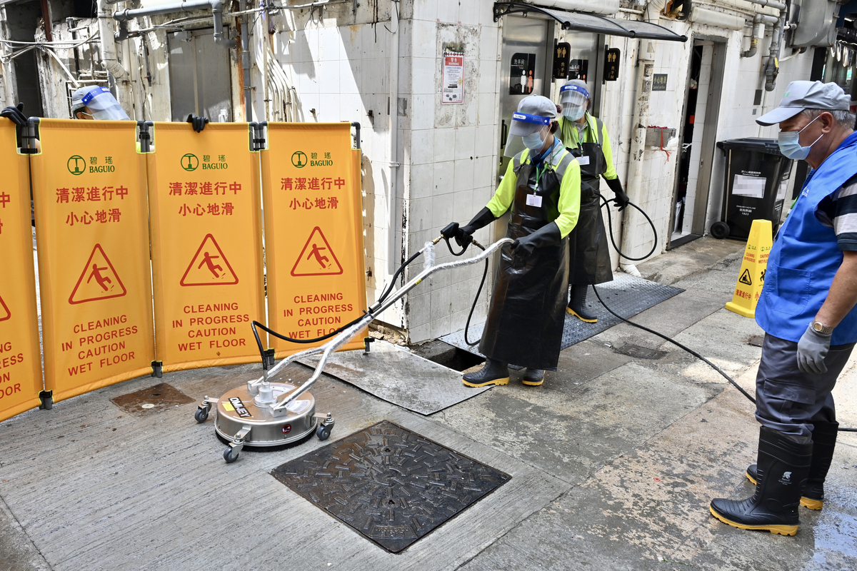 清潔有法:  高速清洗盤讓清潔工人能更有效清除路面上的頑固污漬，同時減輕工作負擔。