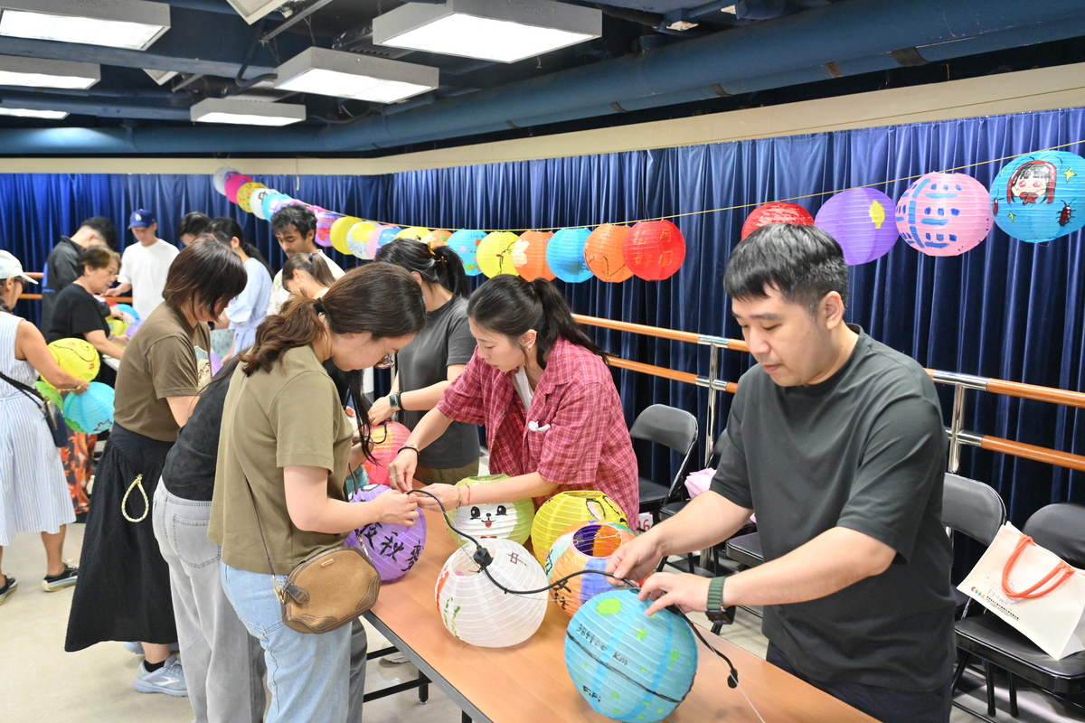 樂也融融:  來港人才義工與灣仔居民合力把數百個燈籠串起，掛滿藍屋。
