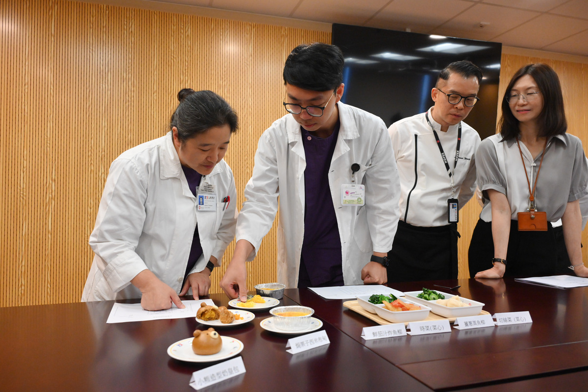 專業意見:  周俊謙（左二）表示，言語治療師會考慮病人的口肌能力、協調能力、吞嚥能力等，評估菜式適合哪些病人食用。