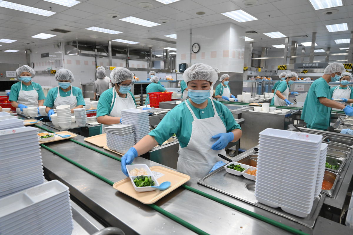 考慮周到:  九龍醫院中央廚房每餐要調製約1,400人的膳食，既要顧及味道，也要考慮食物的營養、質地、病人的吞嚥能力等。