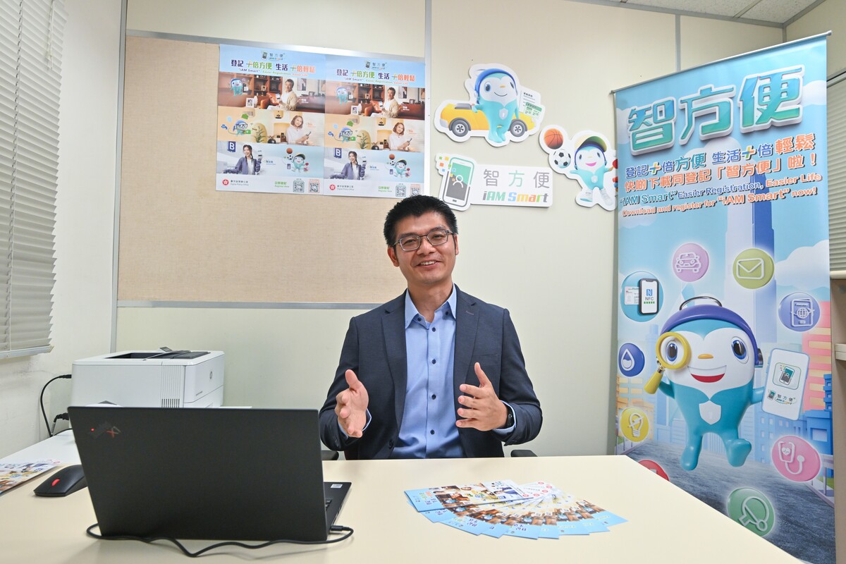持續優化:  張瑞發表示，最新版本的「智方便」流動應用程式讓用戶隨時查閱水務署發出的水費單，或香港郵政發出的特快專遞帳單。