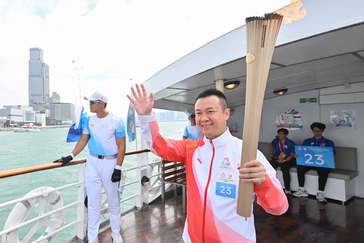 橫渡維港:  火炬手乘坐天星小輪橫渡維港。圖為第23棒火炬手李靜。