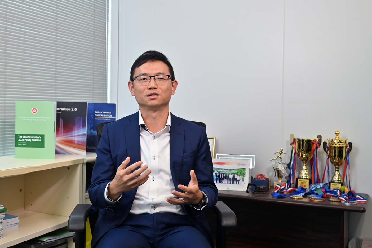 循序漸進:  潘曉東表示，當局會在工務工程試用不同工序的建築機械人，再視乎成效，指定建築機械人在合適工務工程廣泛使用。