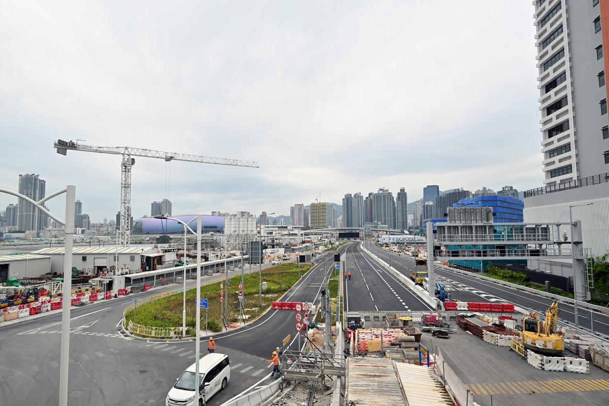 政策推廣:  發展局會在短期內推出政策，指定工務工程採用合適的高效建築機械人，全面提升工程的品質、安全和生產力。