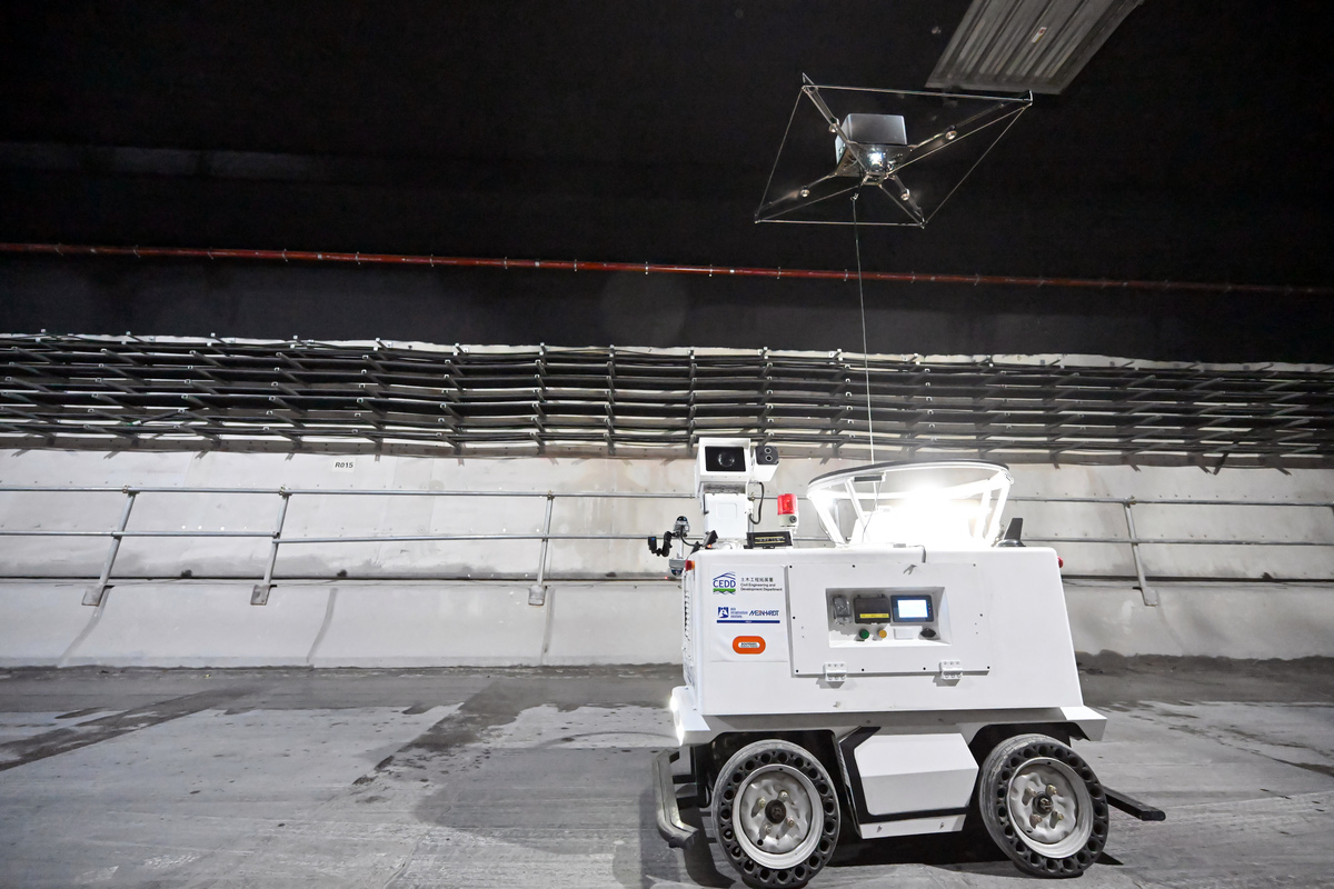 全自動化:  地空協同隧道自動檢測系統配備超高清相機，自動拍攝隧道內部結構的彩色及熱成圖像。