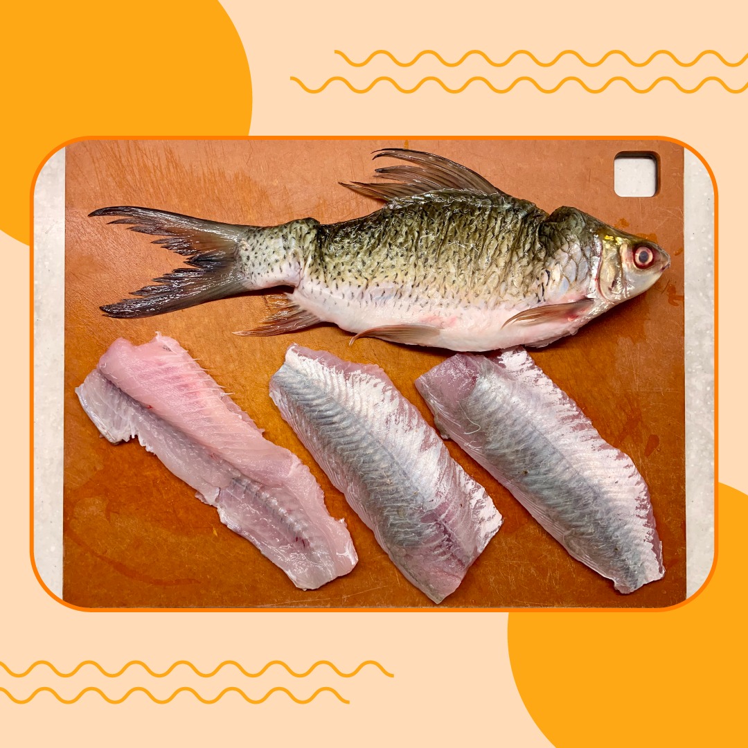 將鯪魚起肉，保留完整魚皮。呢個步驟有啲繁複，可以請相熟嘅魚檔老闆代勞。 