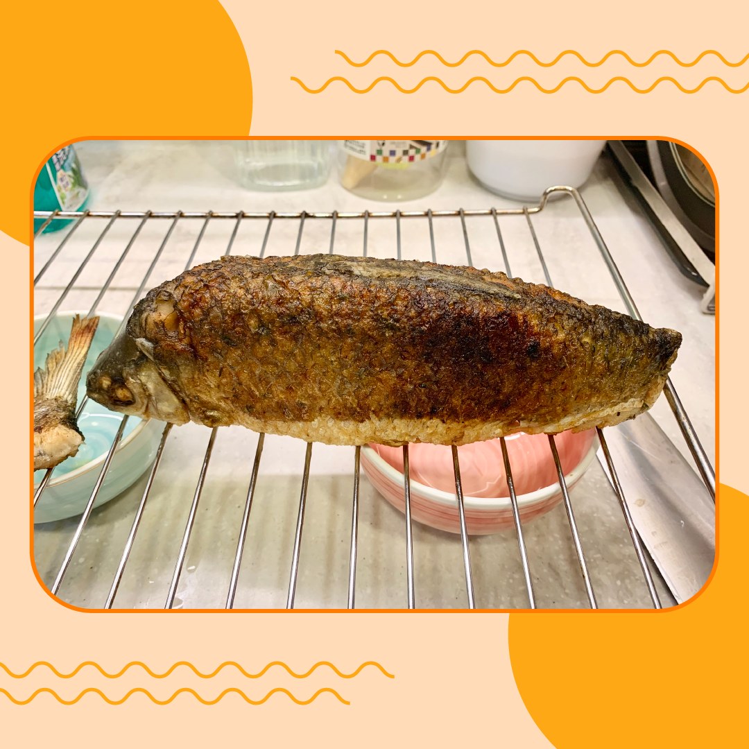 鯪魚皮內搽少少生粉，小心將魚肉釀入去。 