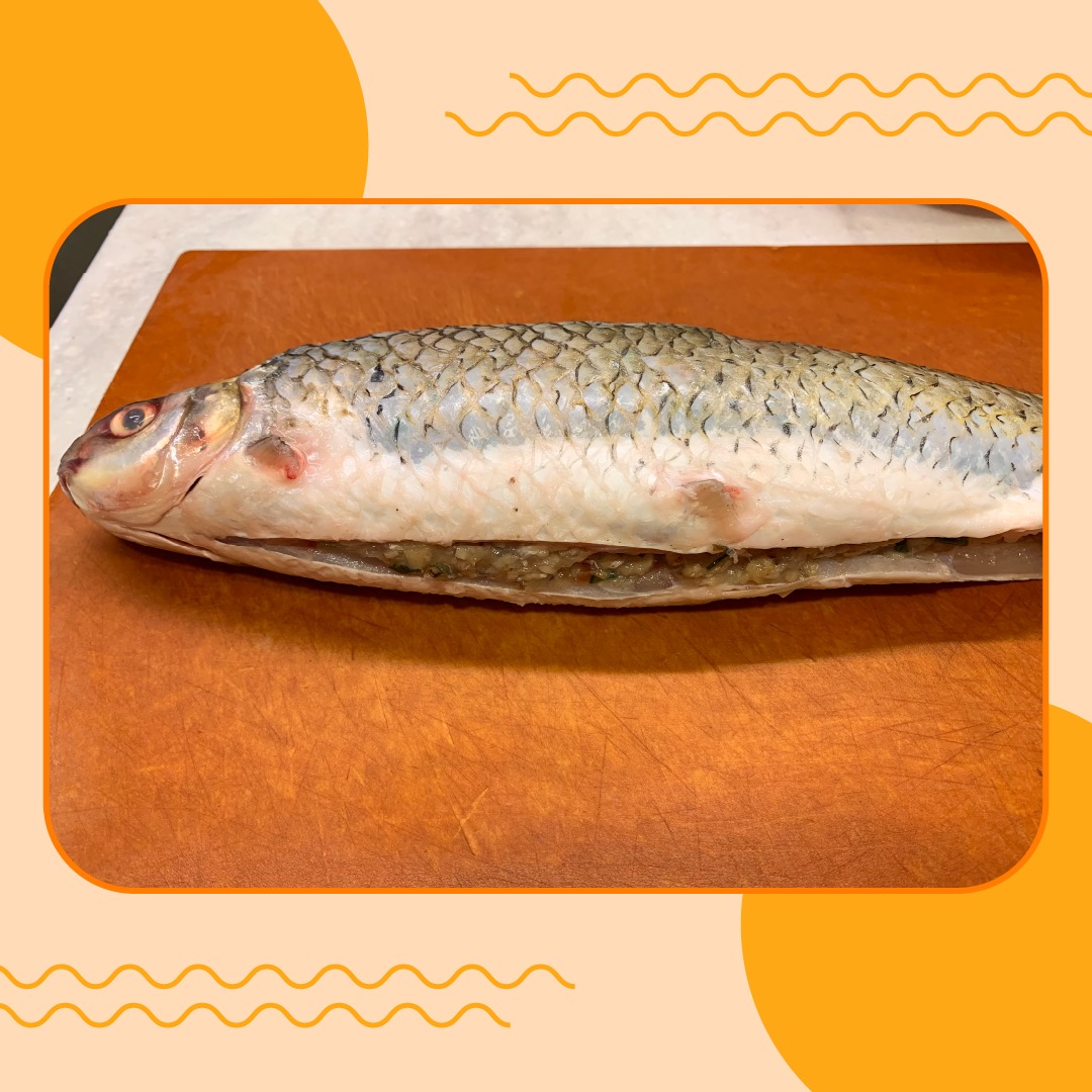 鯪魚皮內搽少少生粉，小心將魚肉釀入去。 