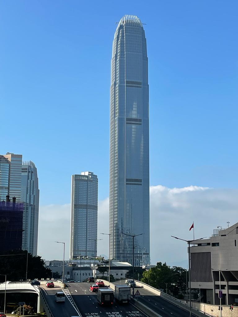 沿著中環海濱漫步，可以多角度欣賞香港景色，當中不乏香港地標，如國際金融中心二期大廈及天際100。處處都是打卡的好地方。