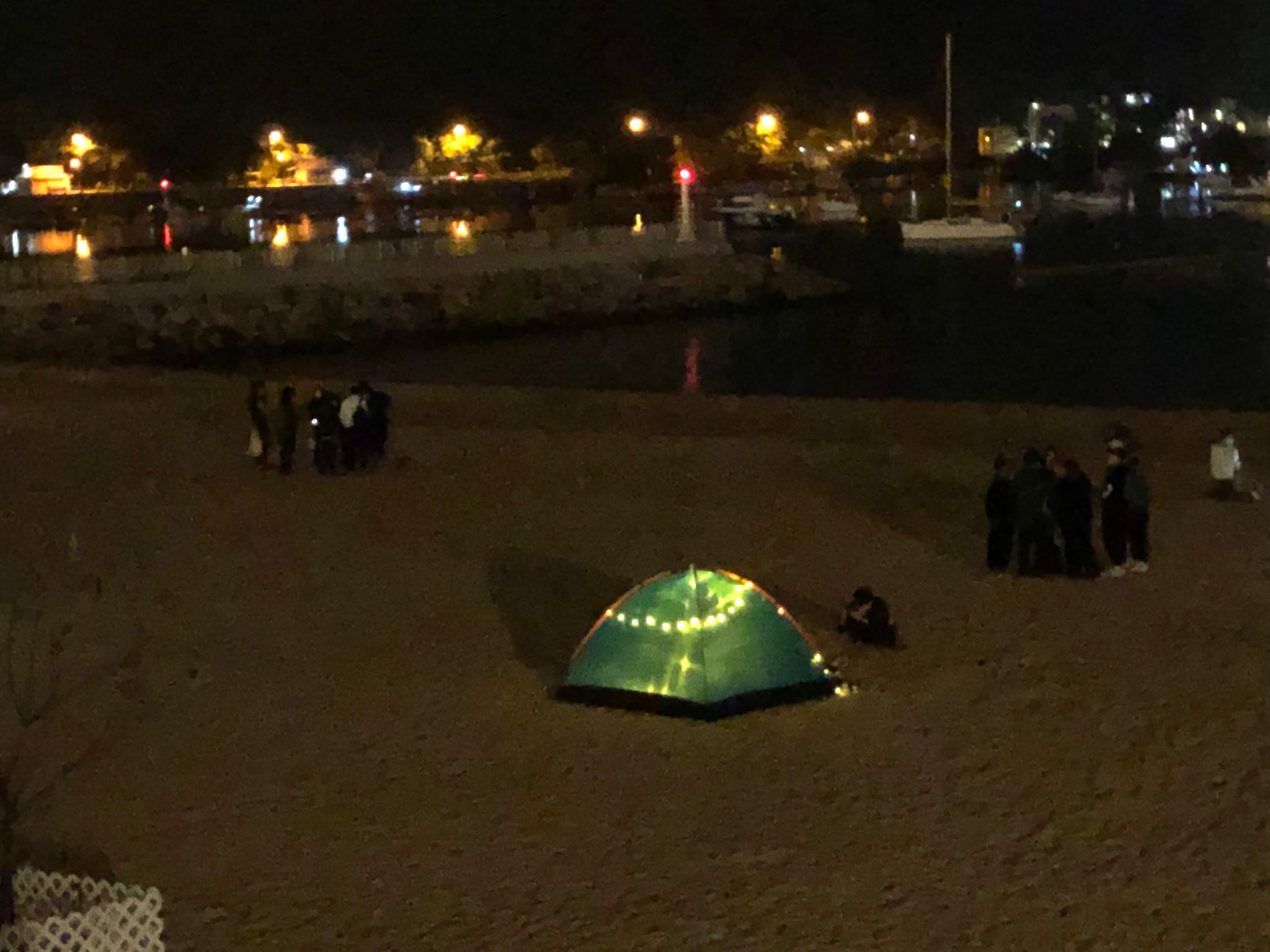 限聚令下，食肆必須10時關閉，於是筆者和家人漫步龍尾人造沙灘。沙灘上人頭湧湧，有些帳幕扎在沙灘上。在微弱的燈光中，不時傳來嘻笑玩鬧的聲音，加上陣陣的海浪聲，令人身心舒泰！