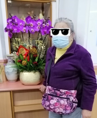 人比花嬌！