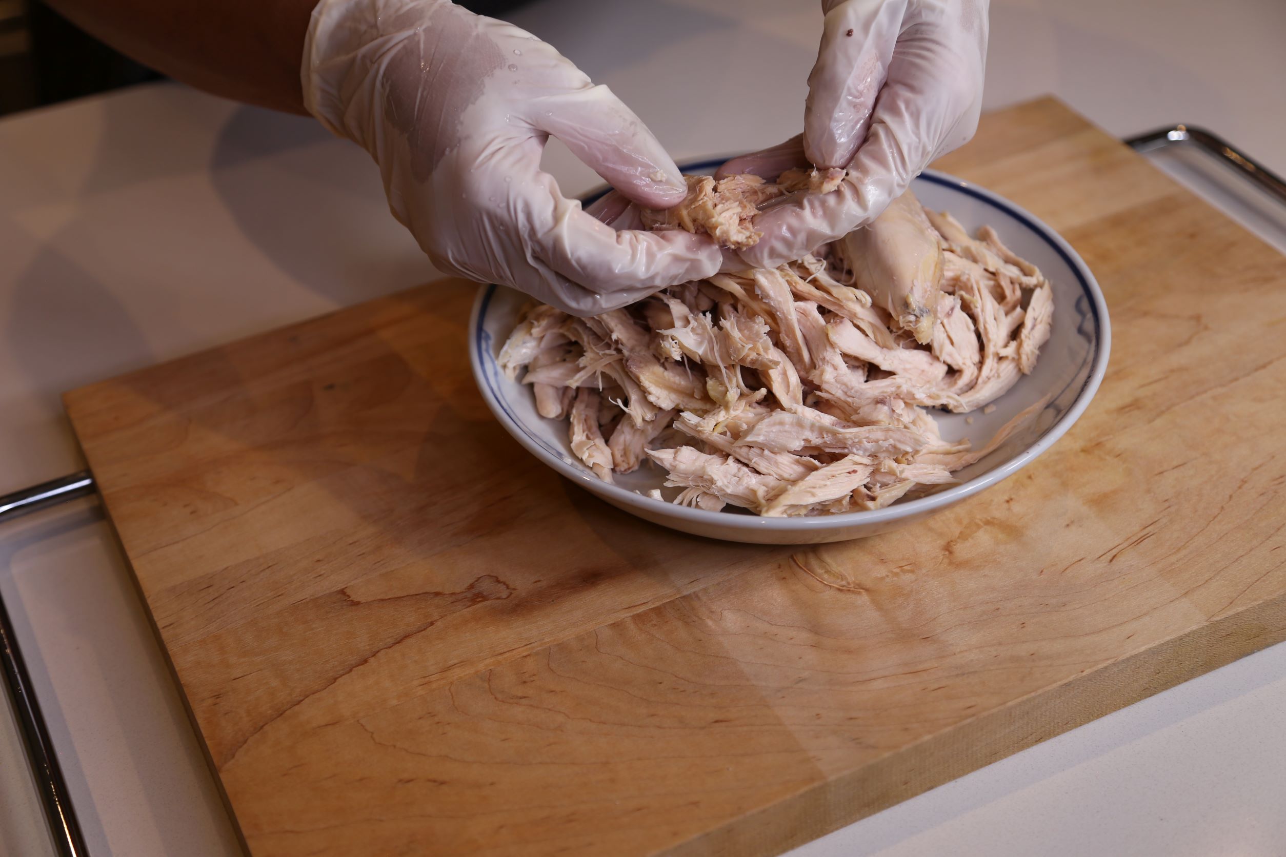 1.熟雞胸肉以手撕幼或以刀切成粗絲備用。