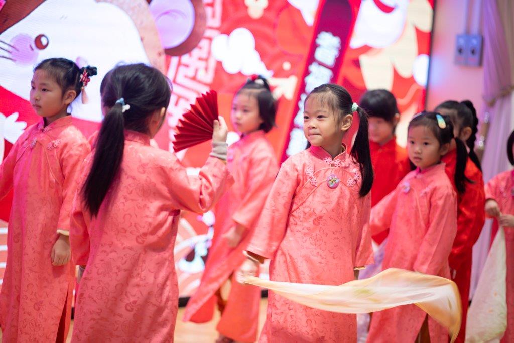 一班可愛的幼稚園同學，為參加者表演三首新年歌曲，為全場氣氛推到極點！