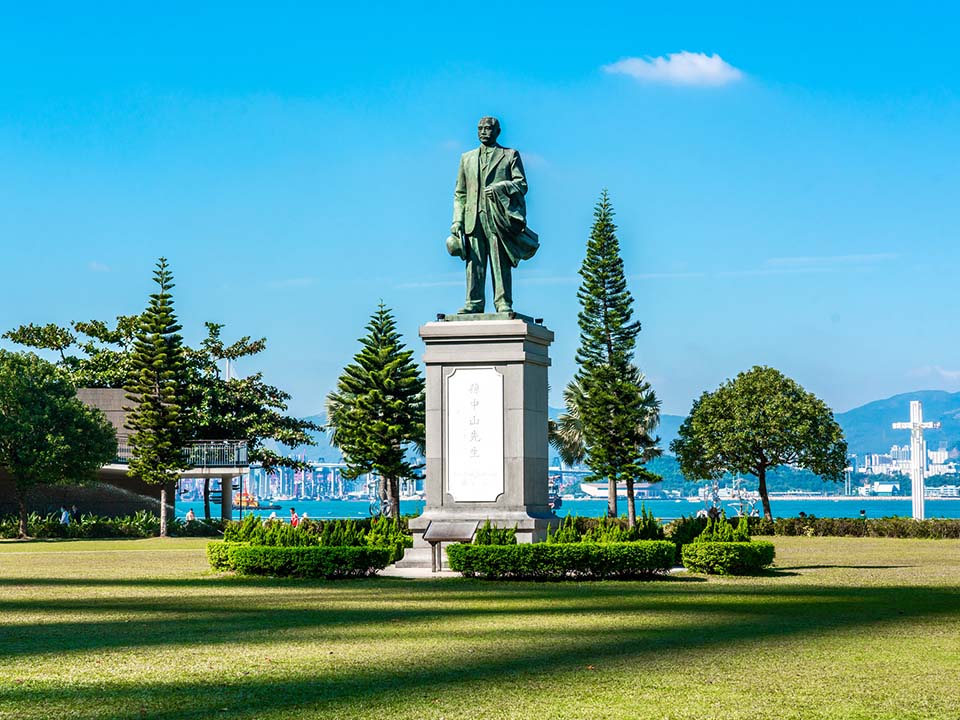 此外，你還可以輕鬆搭上計程車，到位於西營盤的中山紀念公園，看看維港美景，讓小孩在兒童遊樂場與超大的草地中，充分玩樂。 