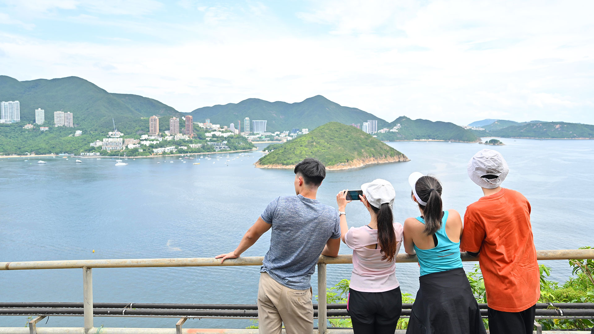 專業導覽員帶你登山 探索海洋公園自然美景