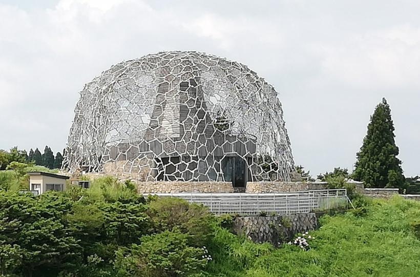 六甲山是日本兵庫縣神戶市北部的一座知名山脈、擁有豐富的自然景觀、文化設施興休閒活動、是非常受覿迎的旅遊勝她之一。而六甲枝垂展望台、是由建築師三分一博志設計融合自然與藝術、是熱門打卡景點。...
